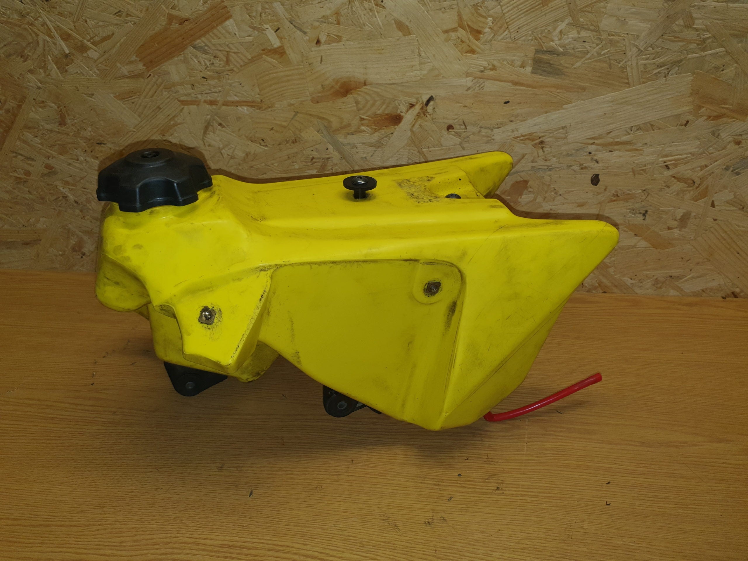 Réservoir suzuki 80 rm