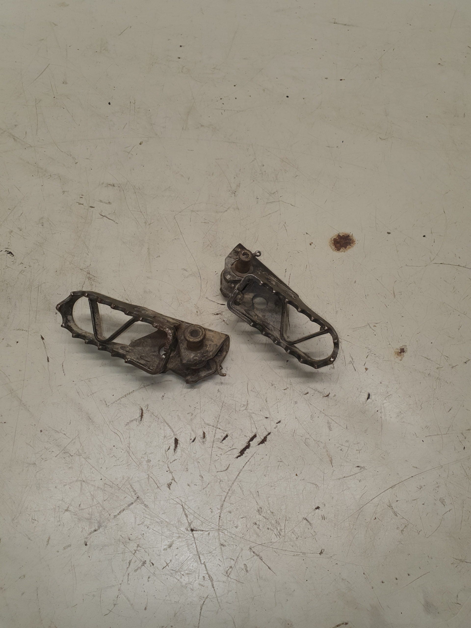 cales pieds yamaha 125 dtr 3MB-1