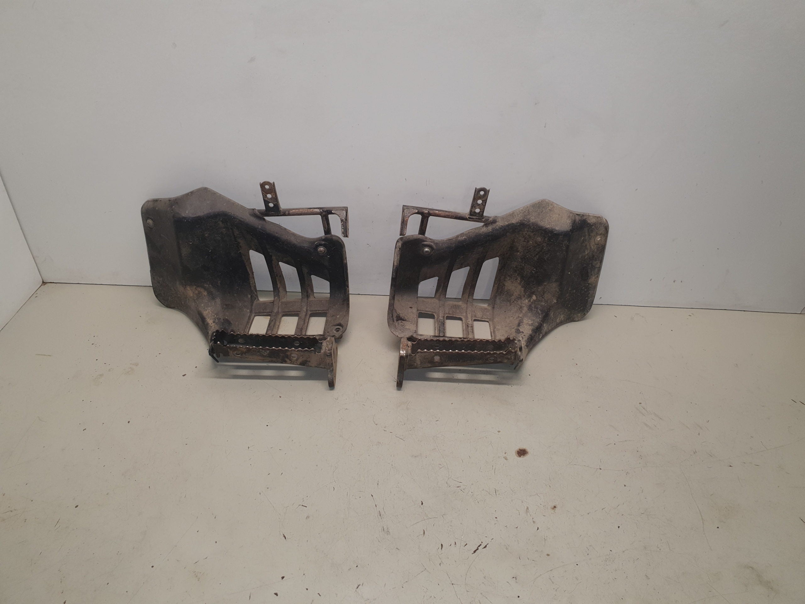 plastique et cales pieds suzuki 400 ltz