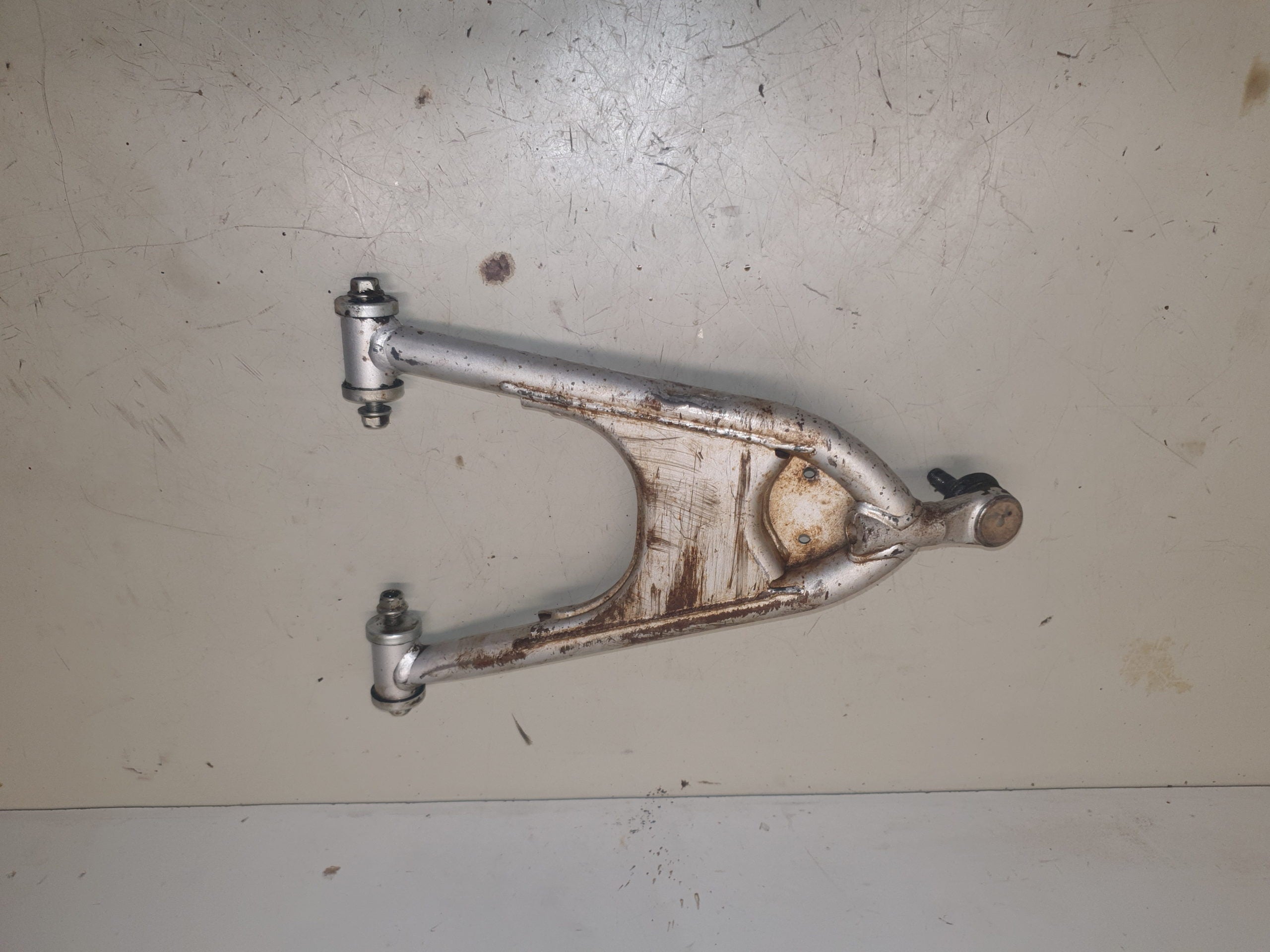 triangle inférieur gauche suzuki 400 ltz