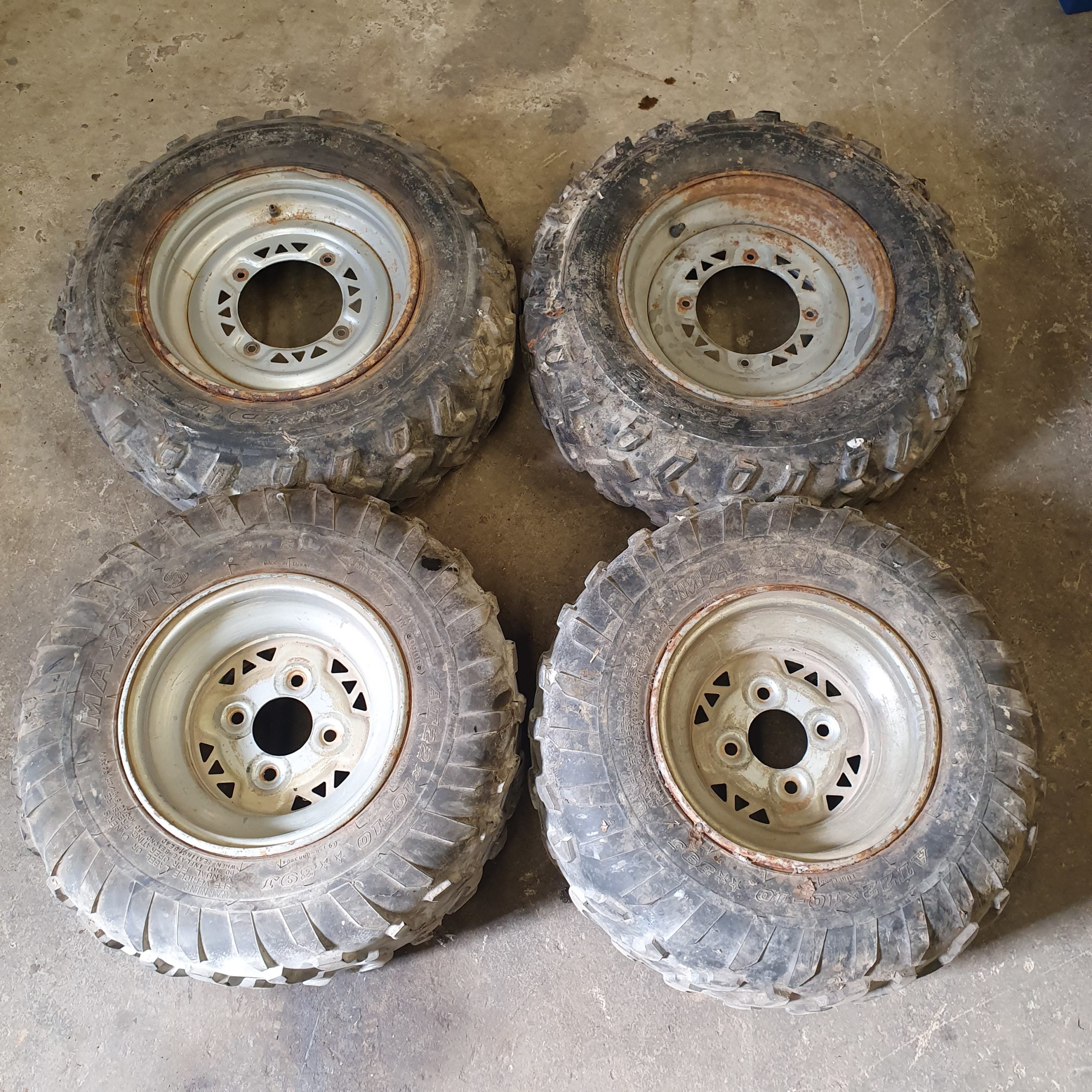 lot 4 roue polaris 330 magnum