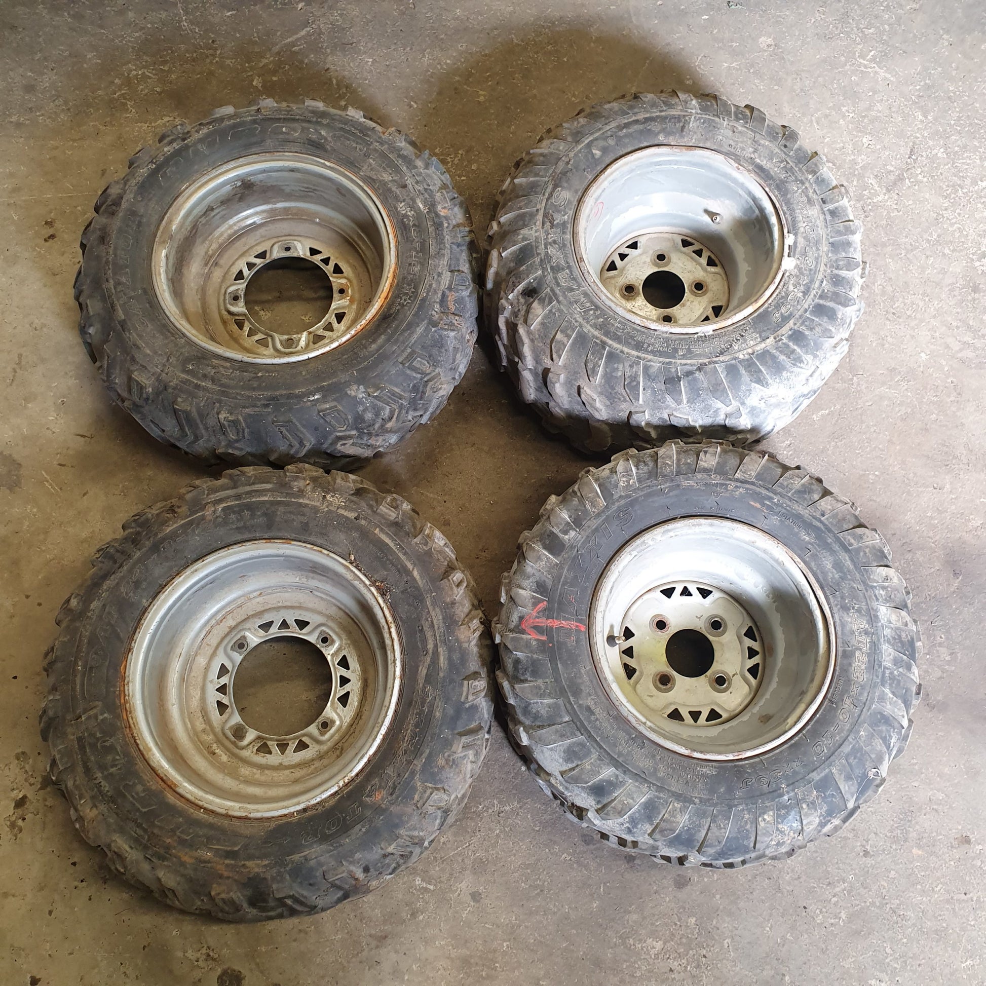 lot 4 roue polaris 330 magnum-3