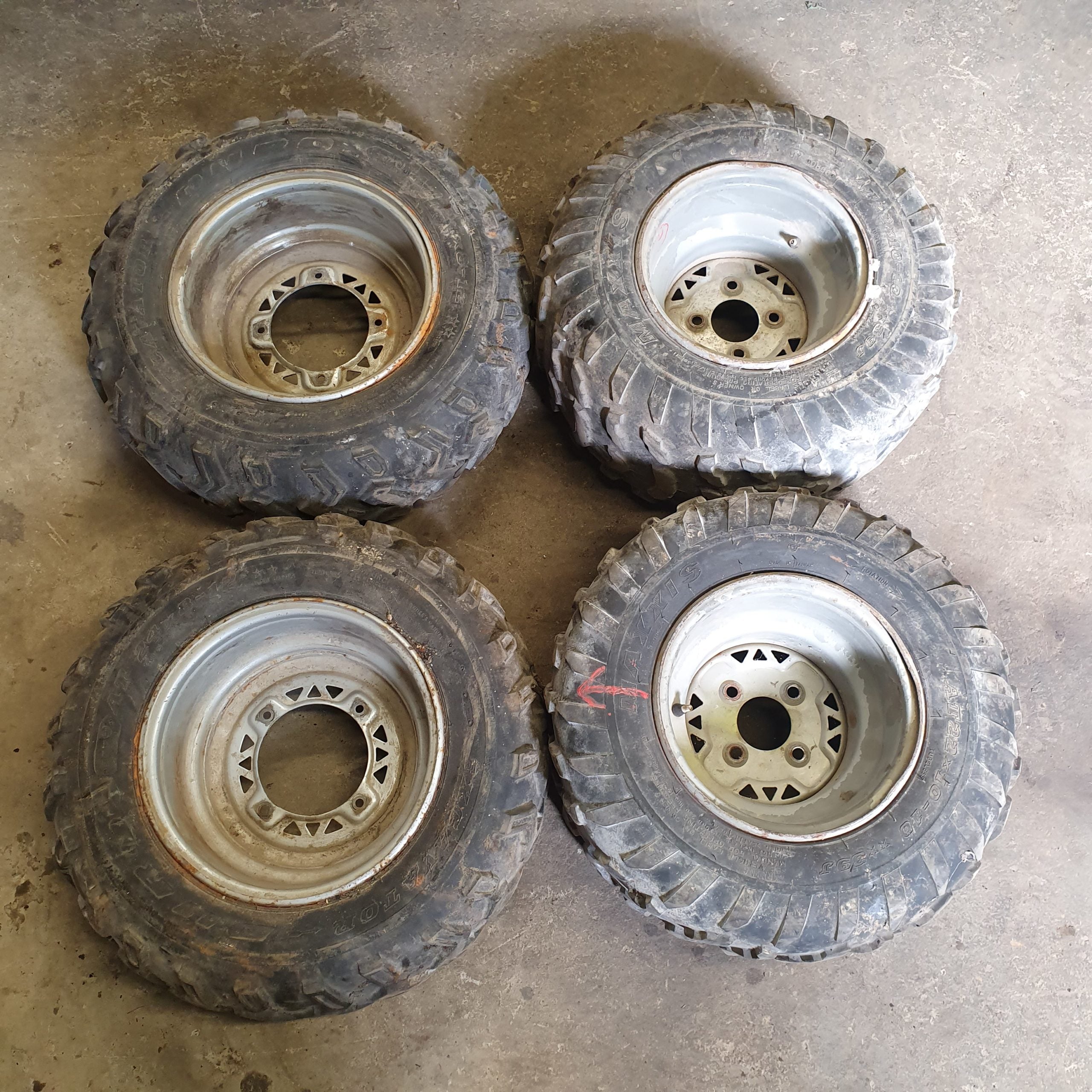 lot 4 roue polaris 330 magnum-3