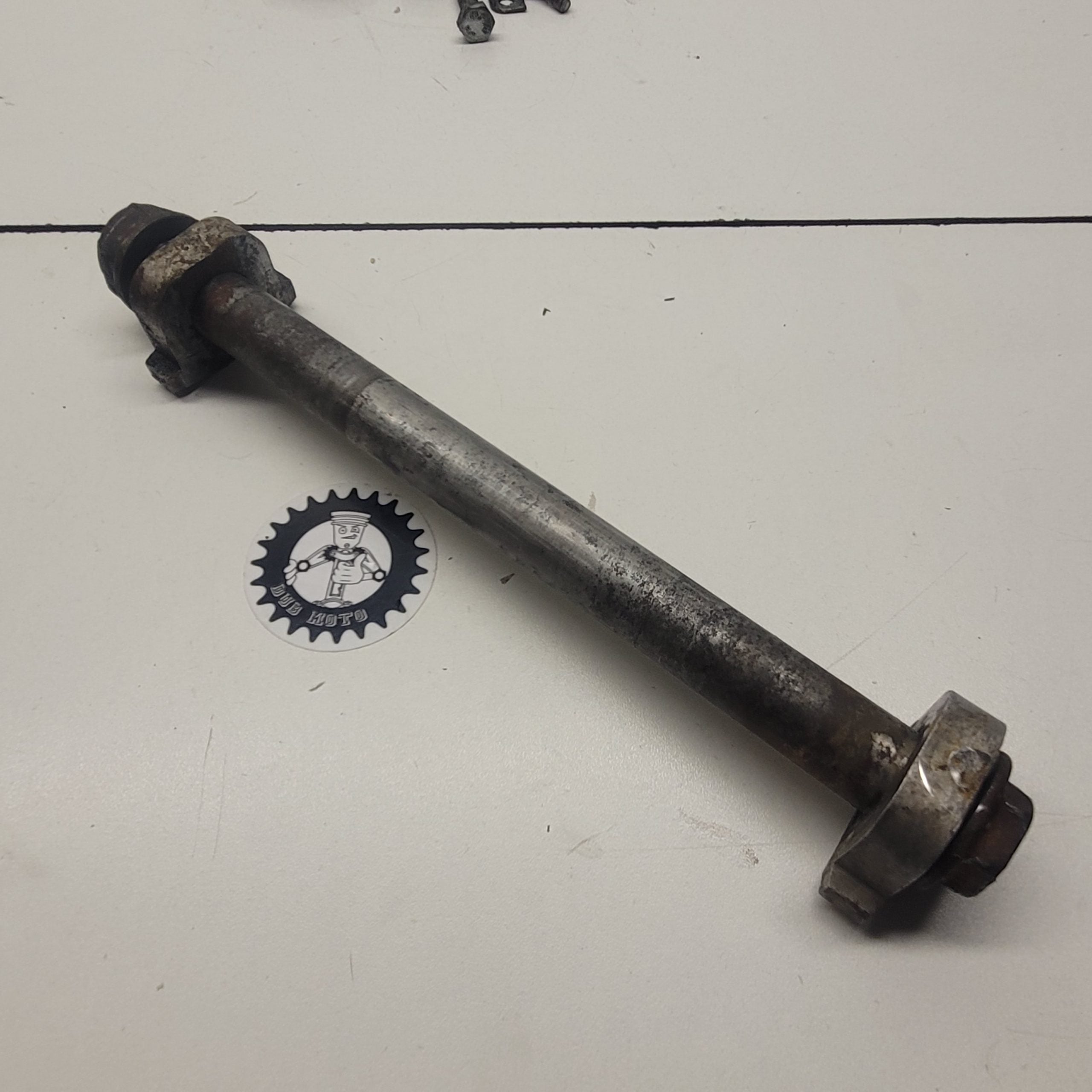 axe de roue arrière honda 125 cr 1989