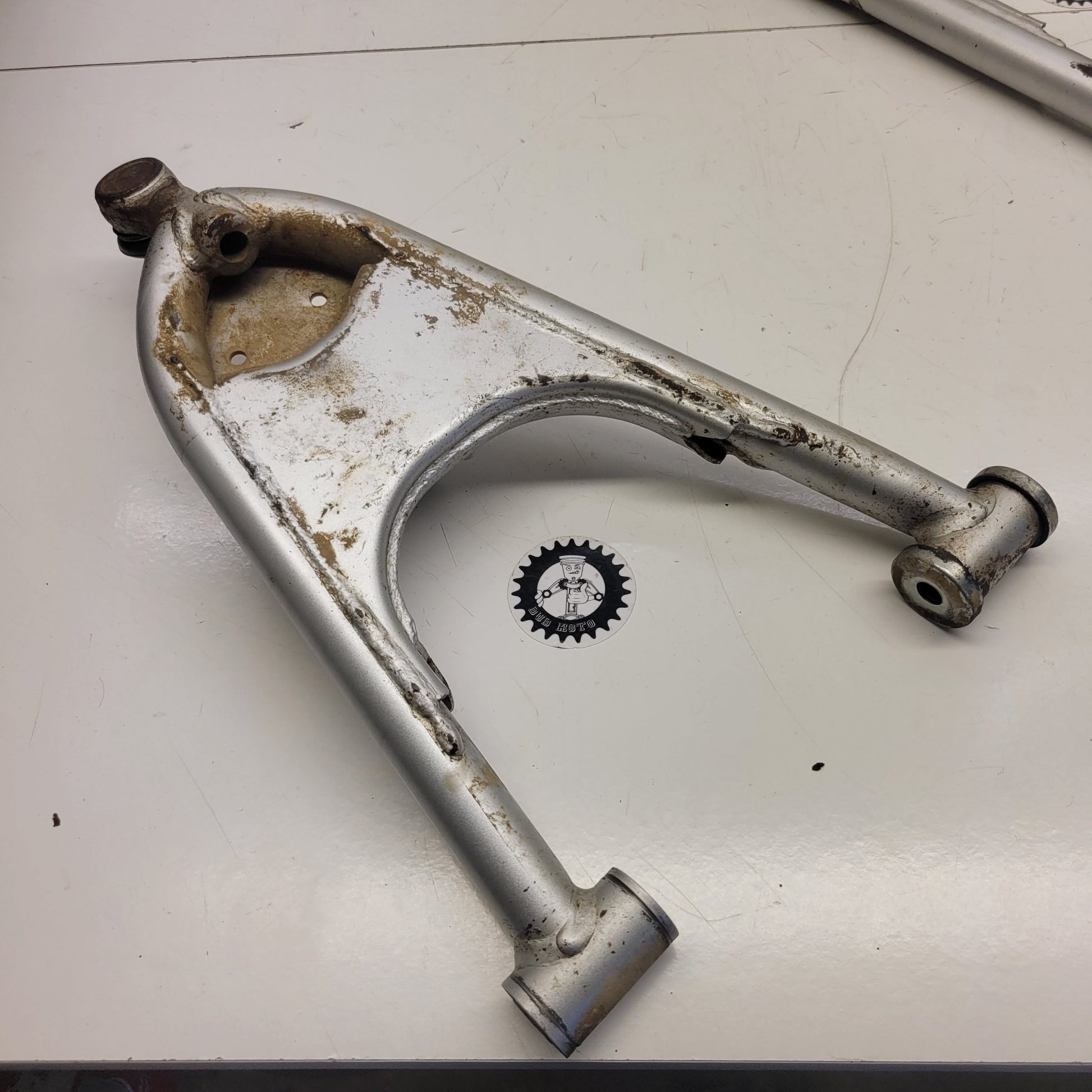 triangle inférieur gauche suzuki 400 ltz-2