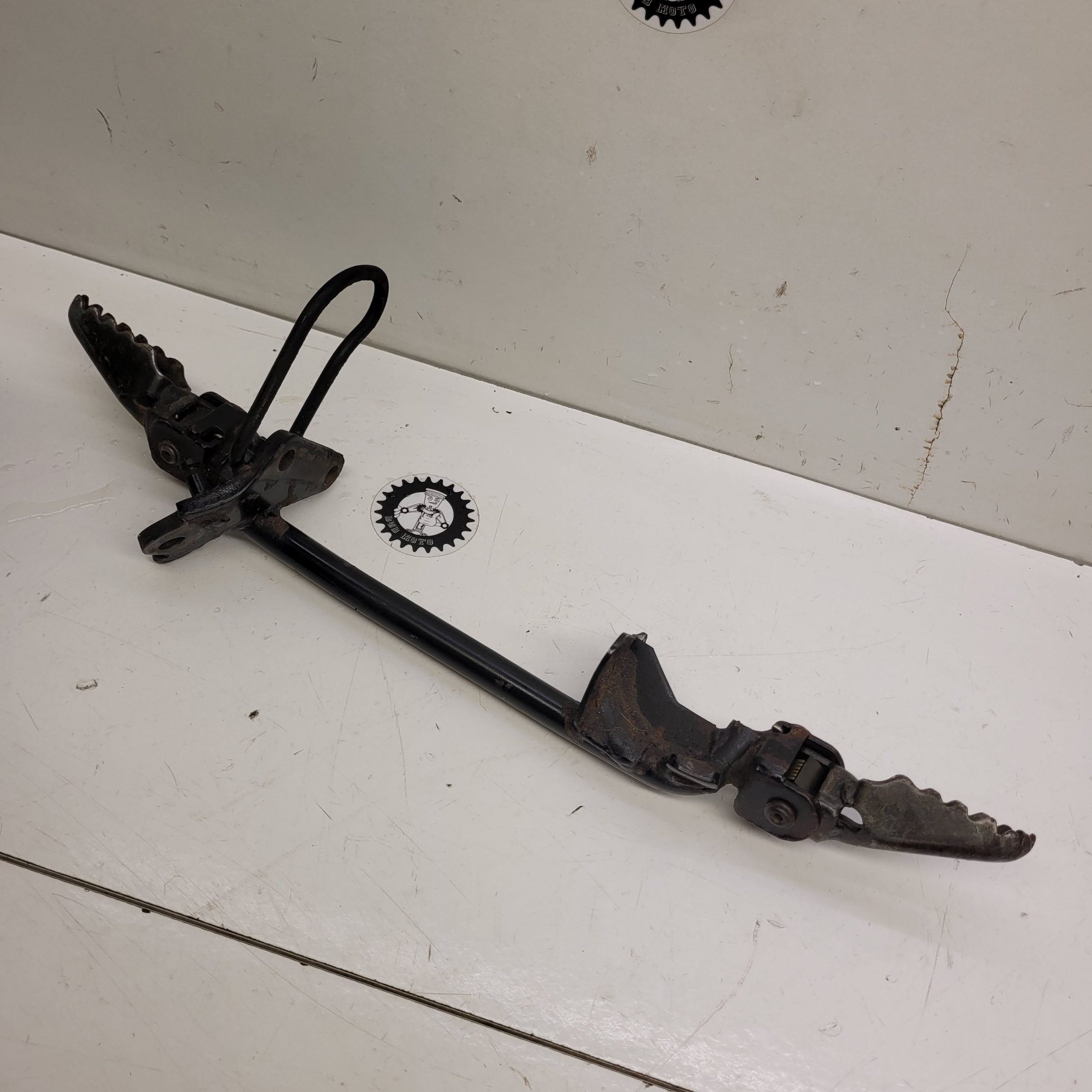 cales pieds et support yamaha 100 rt