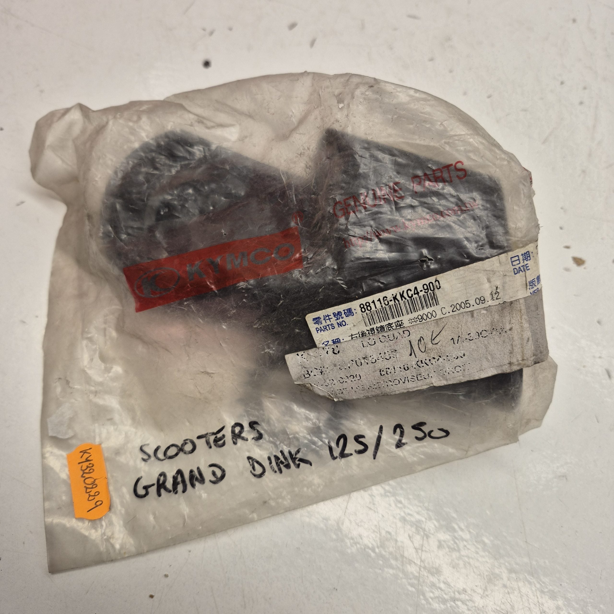 embase de retroviseur droit neuf kymco dink 125 250 88116-KKC4-900