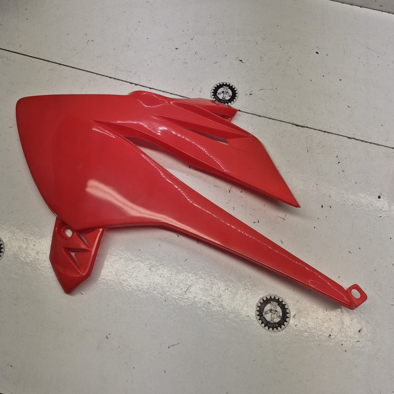 plastique lateral beta rr neuf-1