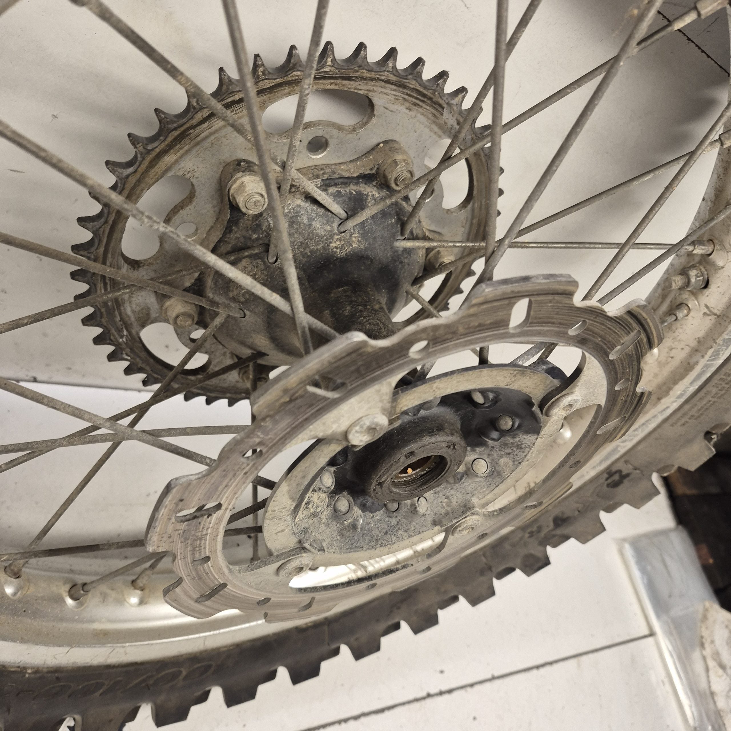 Roue arriere en l'etat honda 125 cr 1998-4