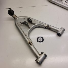 triangle inférieur gauche suzuki 400 ltz