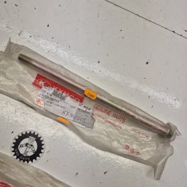 axe de bras oscillant neuf kymco 50-150 mxer mxu 42301-LLB1-900