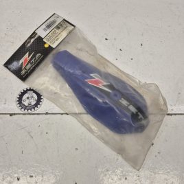 protege main bleu